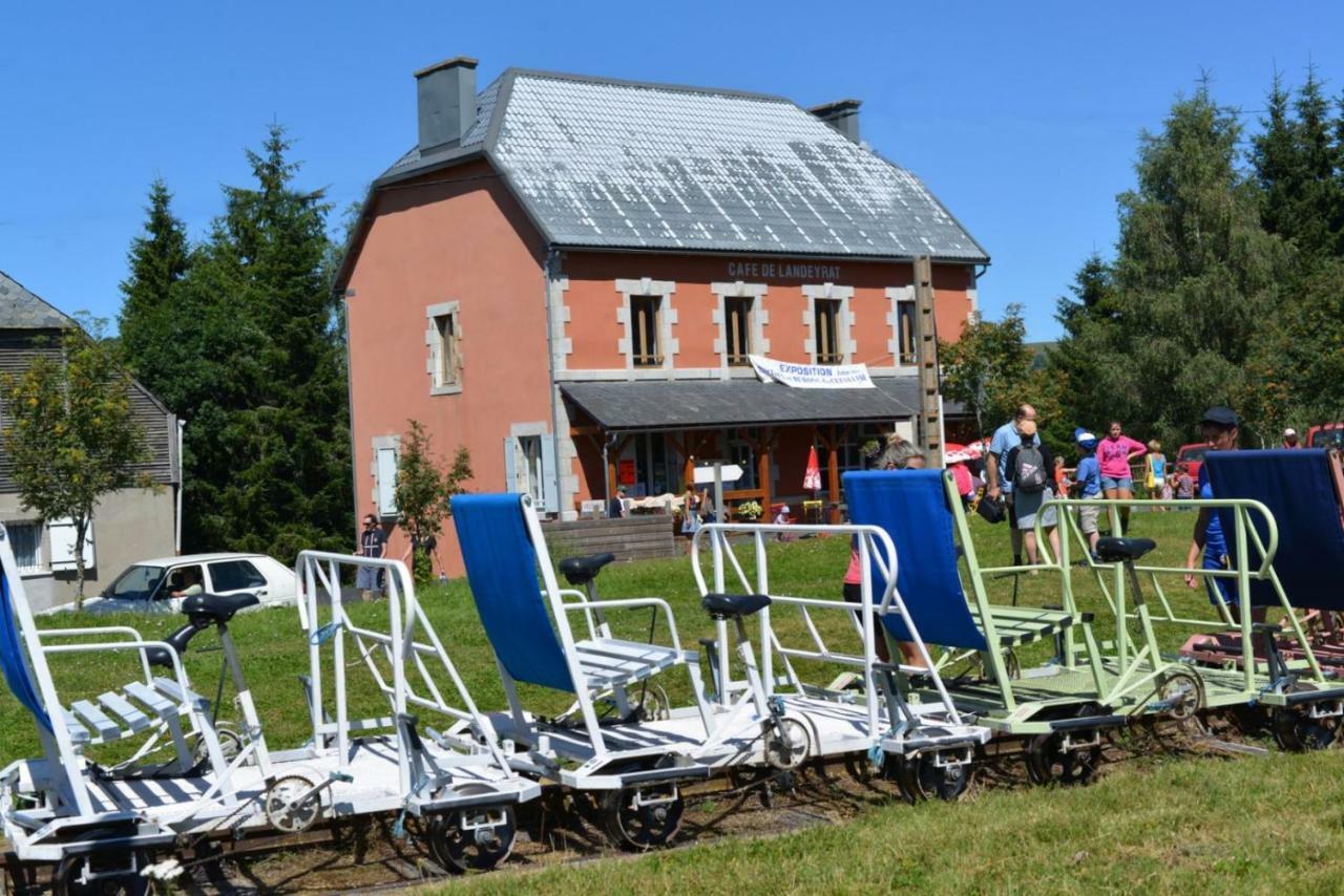 Gite Chez Regine Marcenat  Exteriör bild